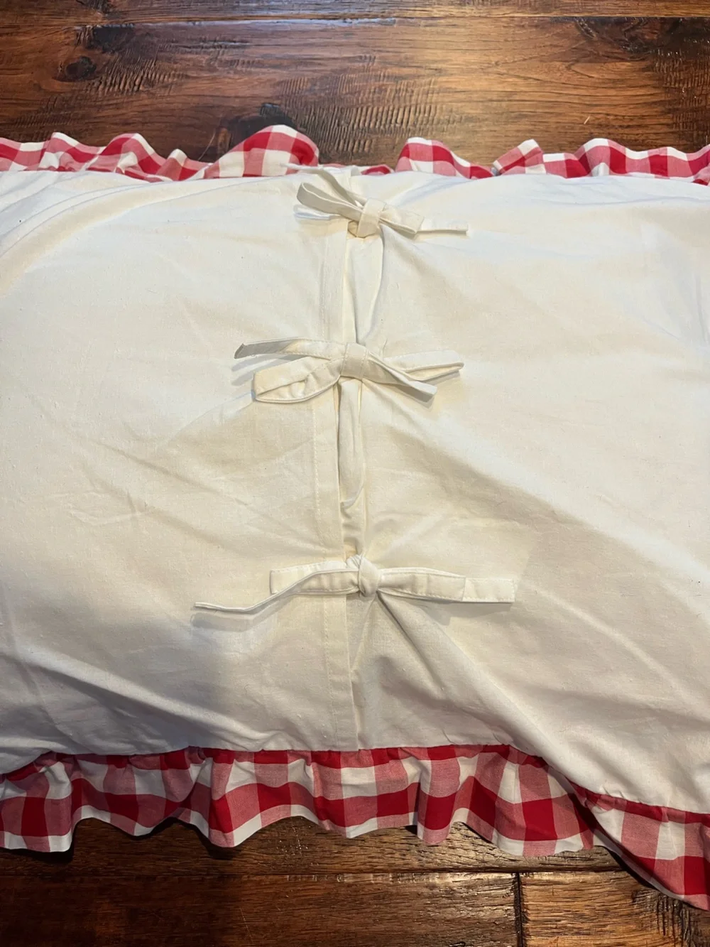 RED & WHITE GINGHAM CHECK RUFFLED PILLOW SHAM. KING.